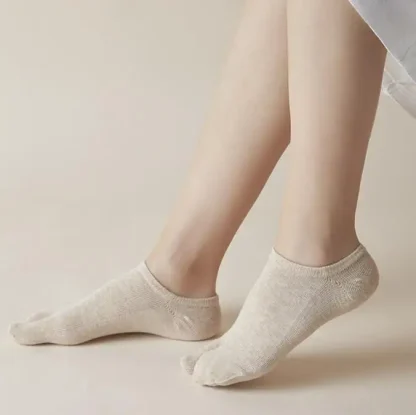 Solid Color Ankle Split Toe Socks - Image 4